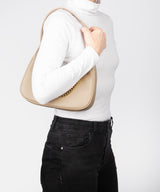 Schultertasche Svedala in Black/Gold