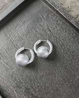 Tabitha Ball Huggie Earring in Silber