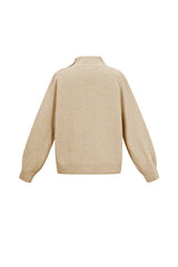 Strickpullover mit goldenen Knöpfen