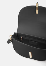Schultertasche Selje Saddle SEIDENFELT – Schwarz mit goldener Statement-Schließe
