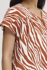 Kurzarm-Bluse mit Zebra-Print – Modell Yardeen aus LENZING™ ECOVERO™