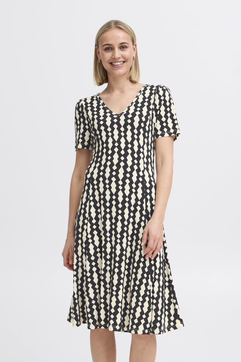 Kleid Dottie – Grafischer Style trifft feminine A-Linie
