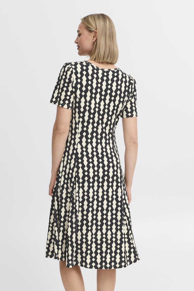 Kleid Dottie – Grafischer Style trifft feminine A-Linie