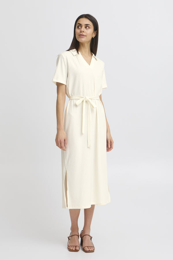 Kleid in Creme ZAHIA – Viskosemix mit Struktur, Bindegürtel & Seitenschlitzen