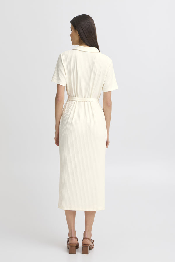 Kleid in Creme ZAHIA – Viskosemix mit Struktur, Bindegürtel & Seitenschlitzen