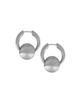 Tabitha Ball Huggie Earring in Silber