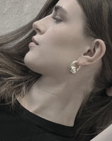 Tabitha Ball Huggie Earring in Silber