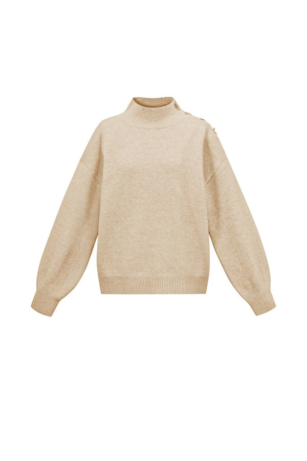Strickpullover mit goldenen Knöpfen