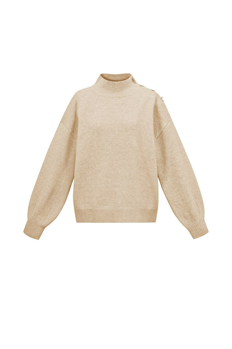 Strickpullover mit goldenen Knöpfen