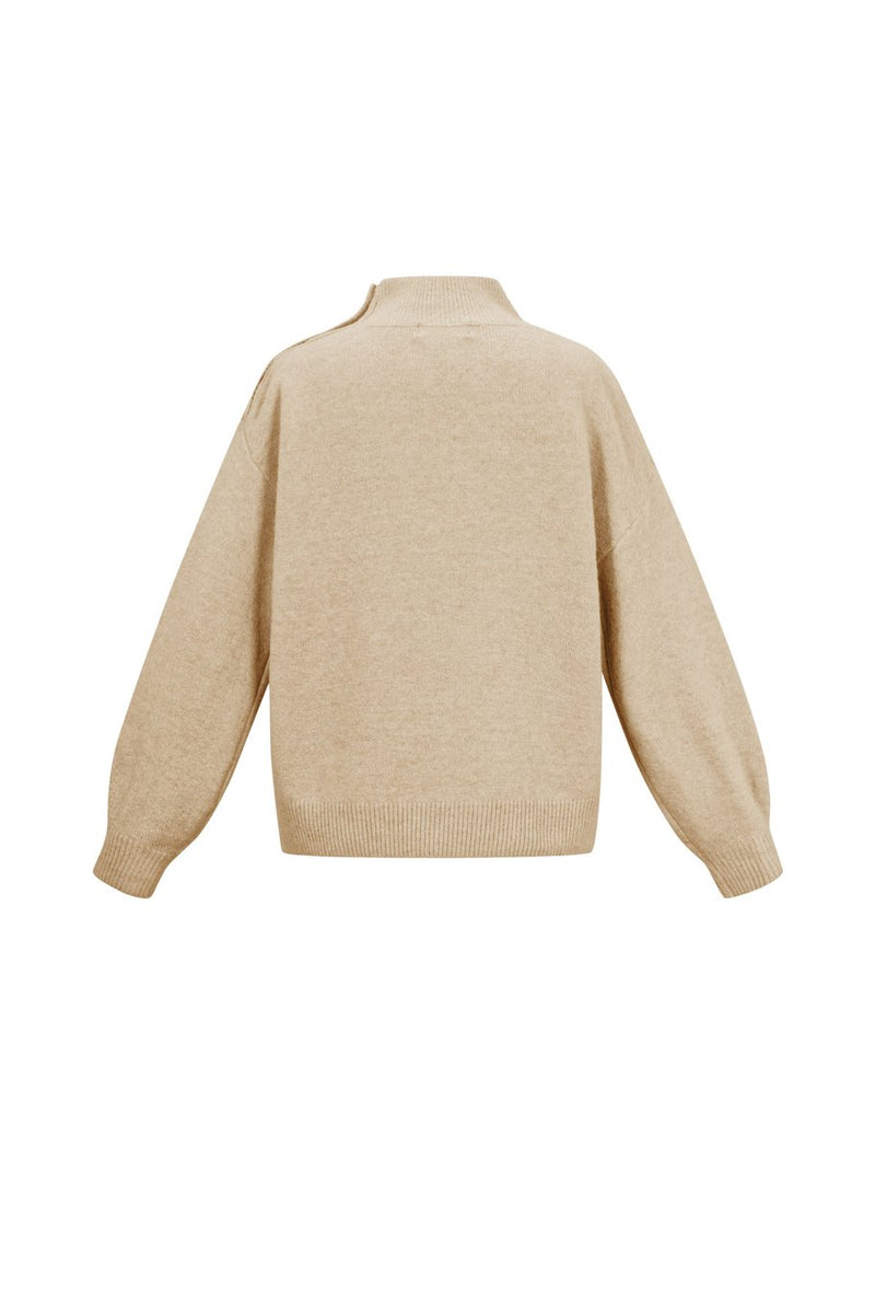 Strickpullover mit goldenen Knöpfen