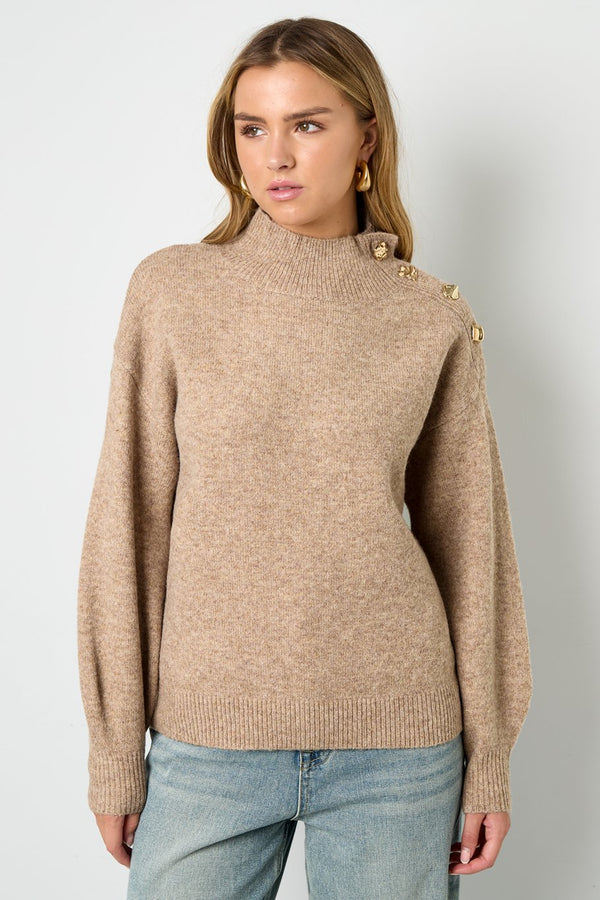 Strickpullover mit goldenen Knöpfen