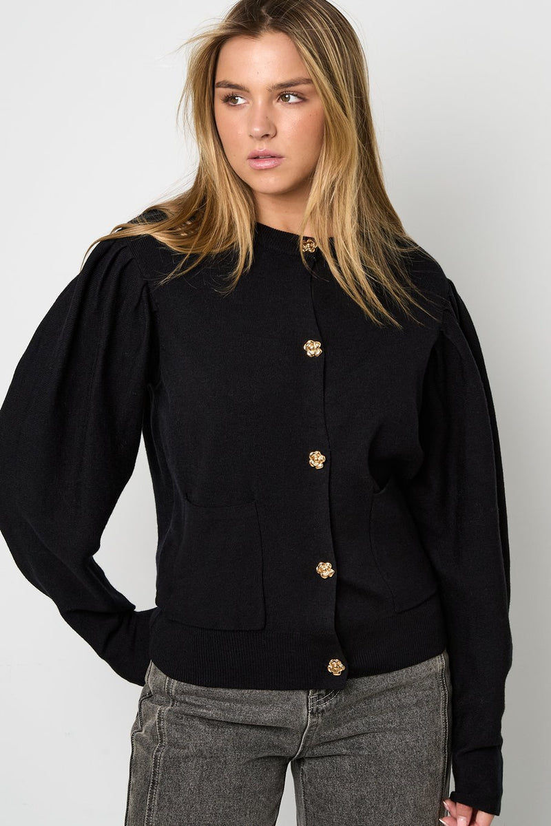 Strickjacke mit floralen Knöpfen