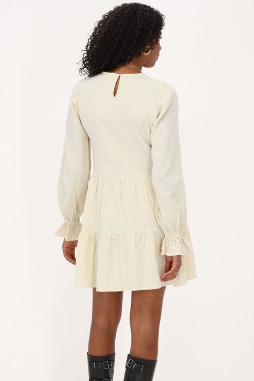 Beigefarbenes Kleid mit elastischen Ärmeln