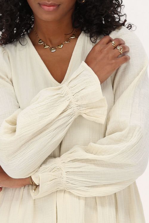 Beigefarbenes Kleid mit elastischen Ärmeln