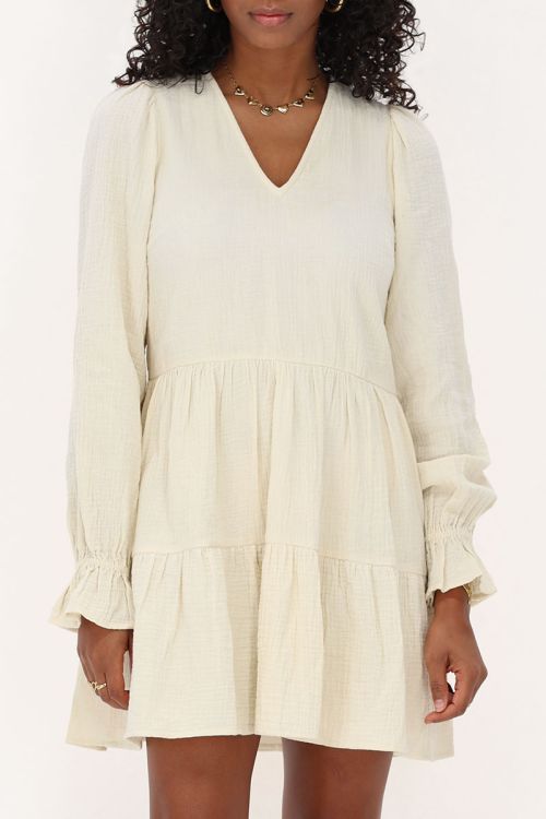 Beigefarbenes Kleid mit elastischen Ärmeln