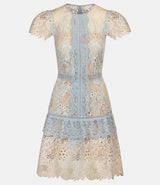 Kleid mit Lochstick in Rauchblau Nude
